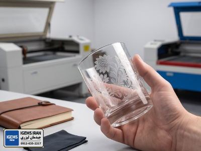 حکاکی سریع و با توان پایین روی یک استوانه شیشه‌ای با استفاده از روتاری